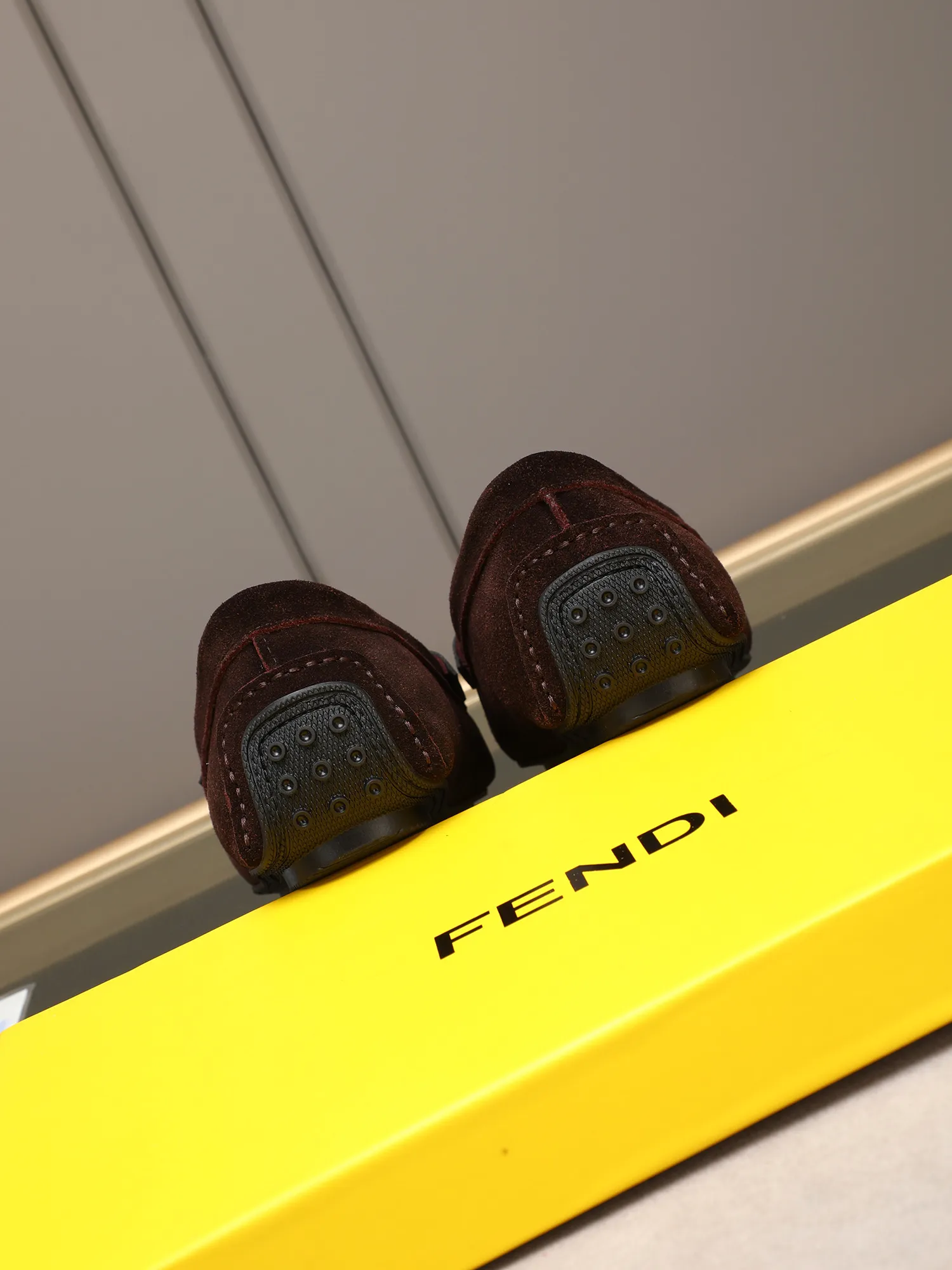 Men's shoes 💰400💰[FENDI] The little monster of Fendi F family, which is popular all over the world, is coming in a big way, the latest color, driving slip-on loafers, avant-garde and versatile fashion men's shoes, bun shoes, bean shoes👌👌👌 Private mold opening, 1:1 reproduction... The upper is made of first-layer cowhide, and the first-layer pigskin lining... is extremely comfortable, fashionable, simple, atmospheric and personalized [color] The side of the shoe is more refined, and the overall effect is handsome [ Turn in a circle][Turn in a circle]💭This hardware monster with eyes is not the popular version on the market🚳🚳Compared with the old model, it is more trendy, eye-catching and more classy🔰This summer, the little monster will subvert the old ideas and share the fashion with you🔱A must-have for fashionistas! Must keep it for yourself! Online outsole, high-end quality workmanship. Color: black, blue, white, red. Matching code: 38-44 (45 46 47 customized) (standard leather shoe size)